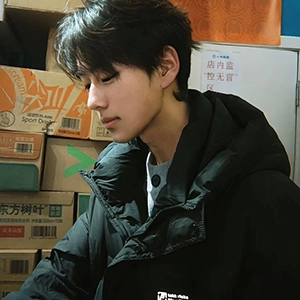 陳**